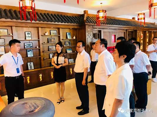 遼寧省委常委、常務副省長張雷帶領錦州市委書記，北鎮市委書記等領導蒞臨溝幫子熏雞集團